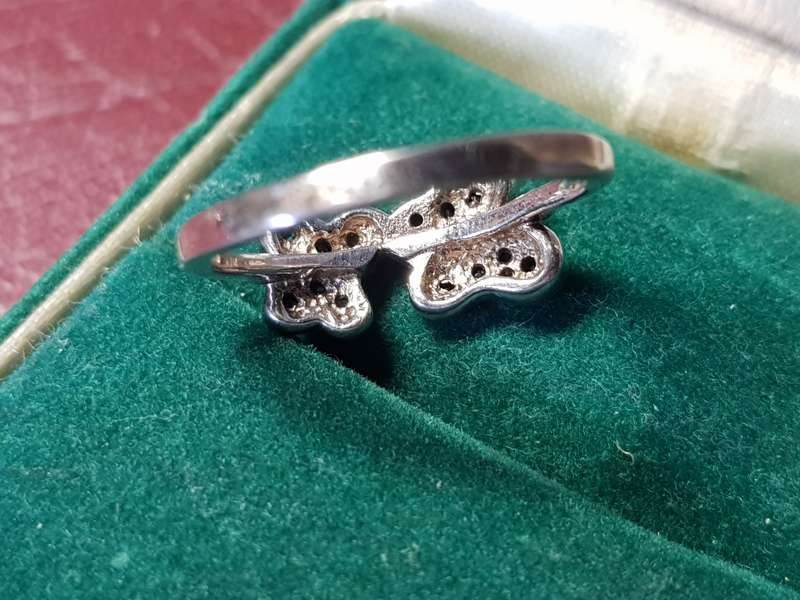 Lovely Genuine Solid Sterling Silver Ring In Excellent Condition - [2,6 g]
