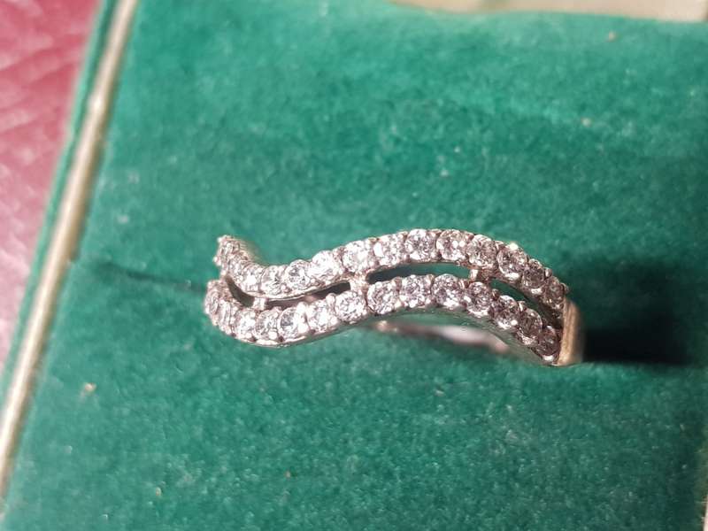 Lovely Genuine Solid Sterling Silver Ring In Very Good Condition - [2 g]