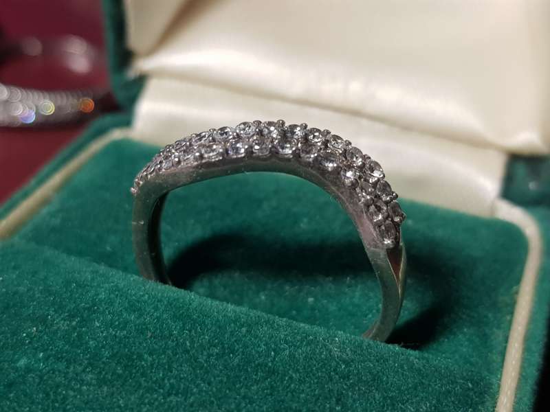 Lovely Genuine Solid Sterling Silver Ring In Very Good Condition - [2 g]