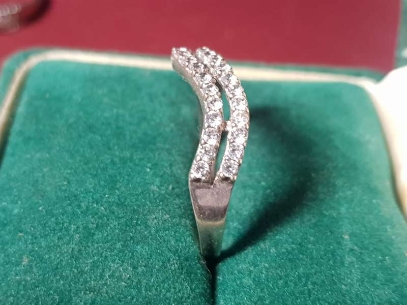Lovely Genuine Solid Sterling Silver Ring In Very Good Condition - [2 g]