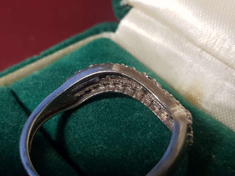 Lovely Genuine Solid Sterling Silver Ring In Very Good Condition - [2 g]
