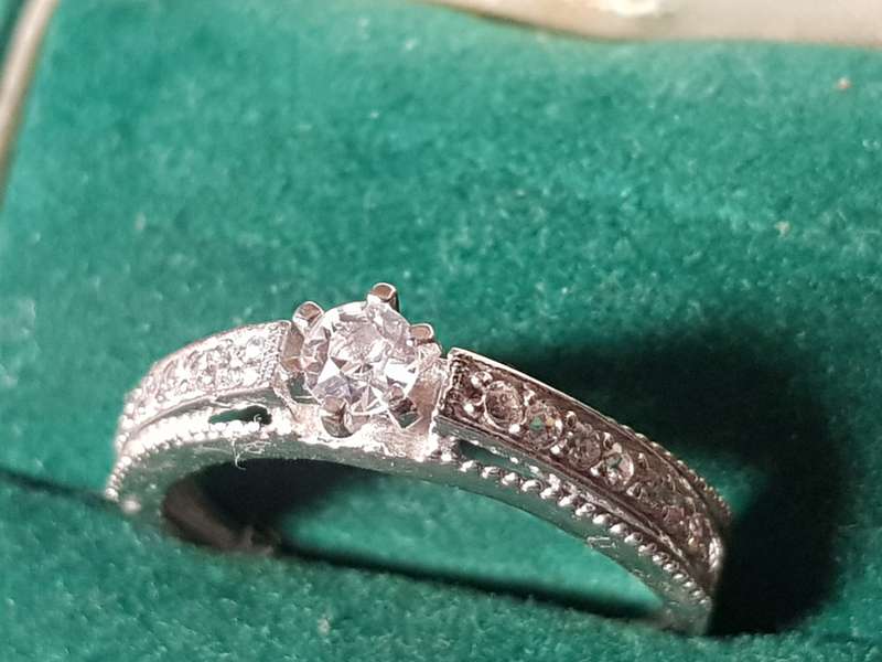 Lovely Genuine Solid Sterling Silver Ring In Very Good Condition - [2,39 g]