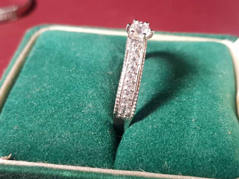 Lovely Genuine Solid Sterling Silver Ring In Very Good Condition - [2,39 g]