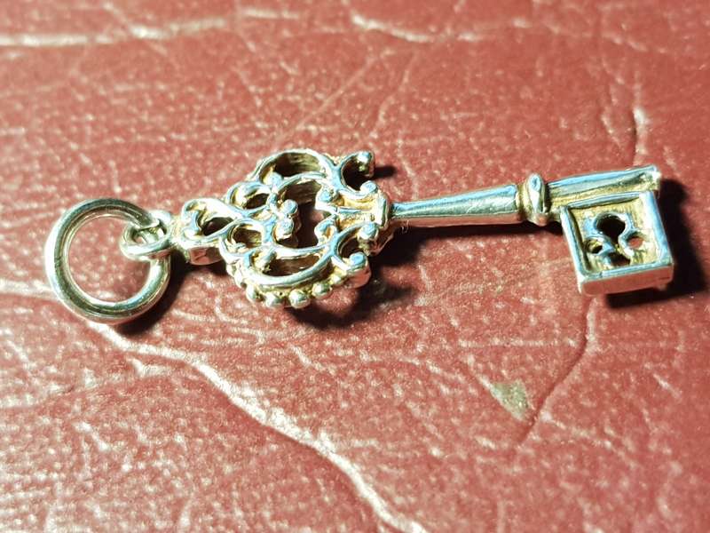 Lovely Genuine Solid Sterling Silver Pendant/Charm In Perfect Condition - [Length 29 mm 1,73 g]