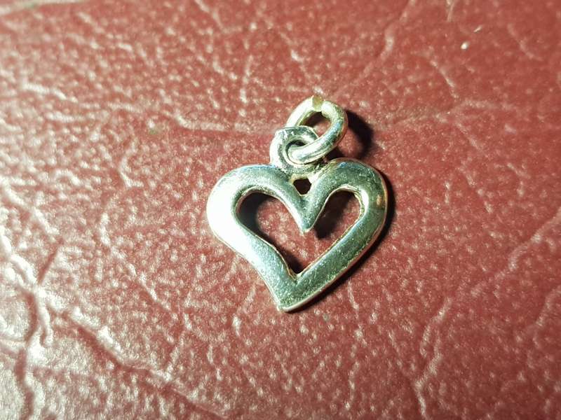 Lovely Genuine Solid Sterling Silver Charm In Excellent Condition - [ Length 1 mm. 0,5 g]