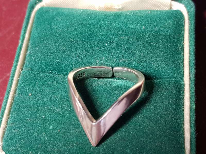 Lovely Genuine Solid Sterling Silver Ring In Excellent Condition - [2,95 g]