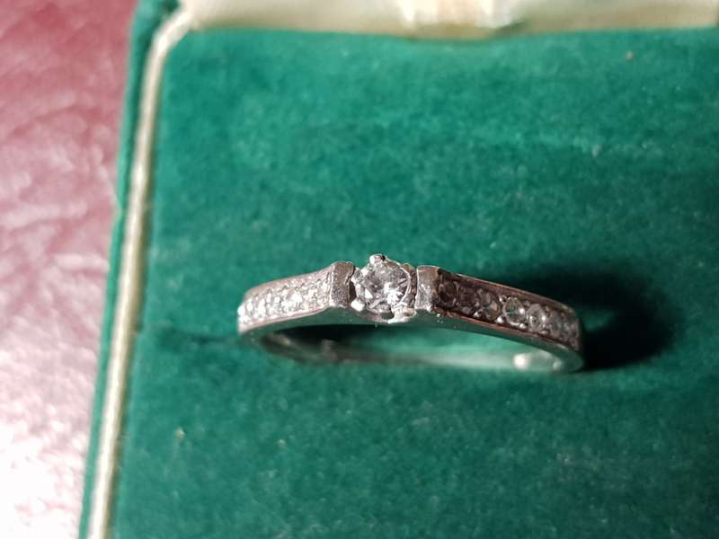 Lovely Genuine Solid Sterling Silver Ring In Very Good Condition - [2 g]