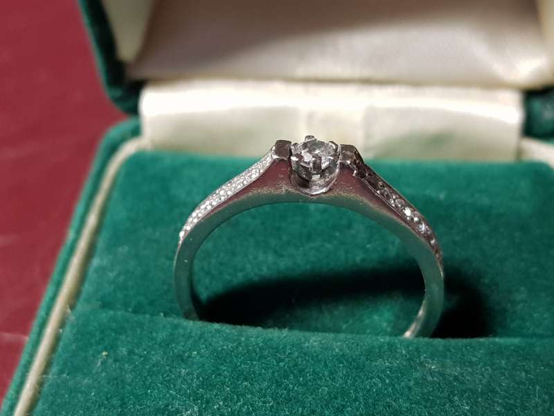 Lovely Genuine Solid Sterling Silver Ring In Very Good Condition - [2 g]