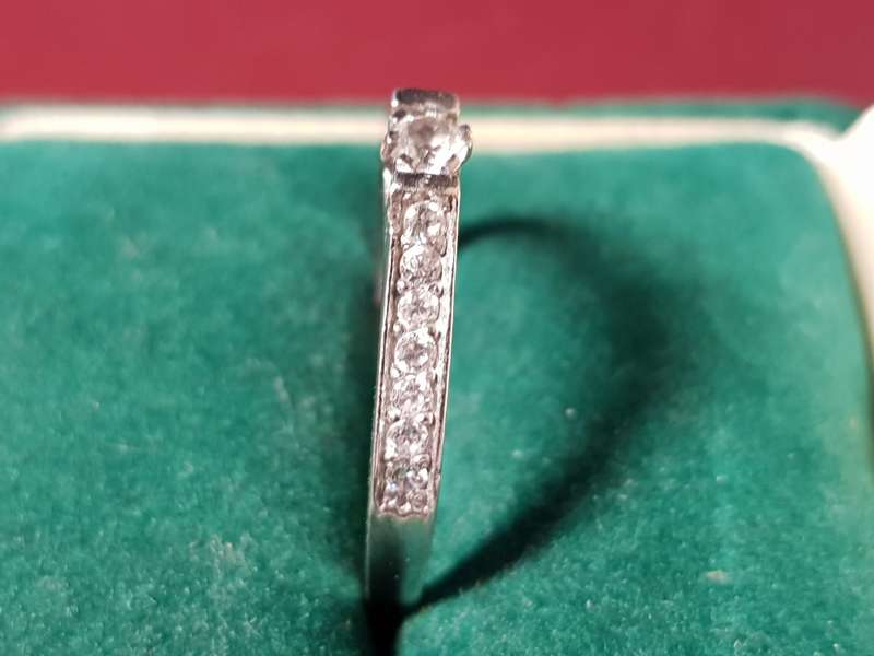 Lovely Genuine Solid Sterling Silver Ring In Very Good Condition - [2 g]