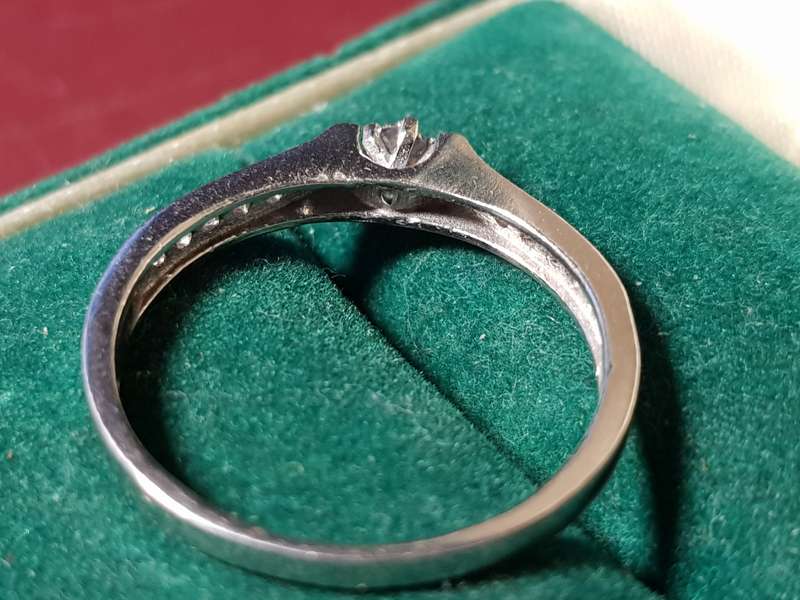 Lovely Genuine Solid Sterling Silver Ring In Very Good Condition - [2 g]