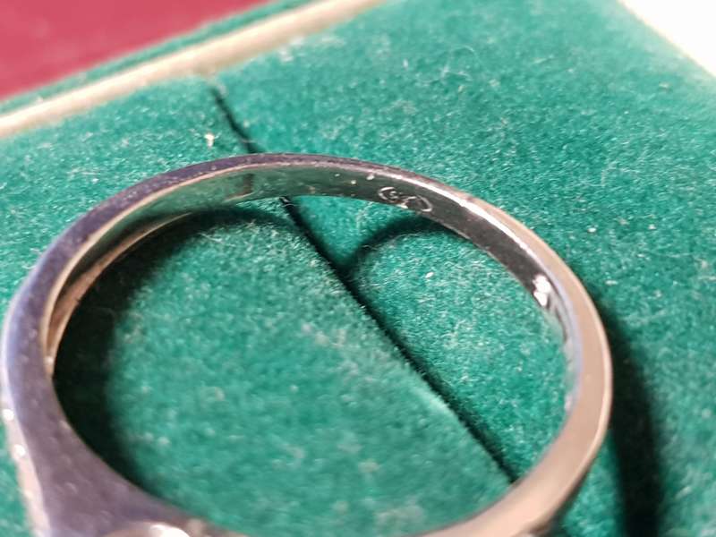 Lovely Genuine Solid Sterling Silver Ring In Very Good Condition - [2 g]