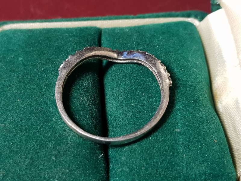 Lovely Genuine Solid Sterling Silver Ring In Very Good Condition - [1,58 g]
