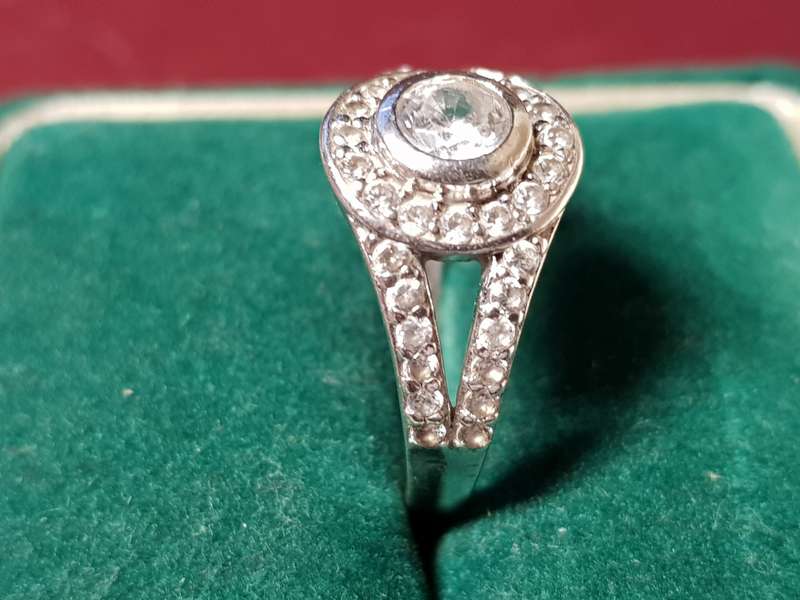 Lovely Genuine Solid Sterling Silver Ring In Very Good Condition - [4 g]
