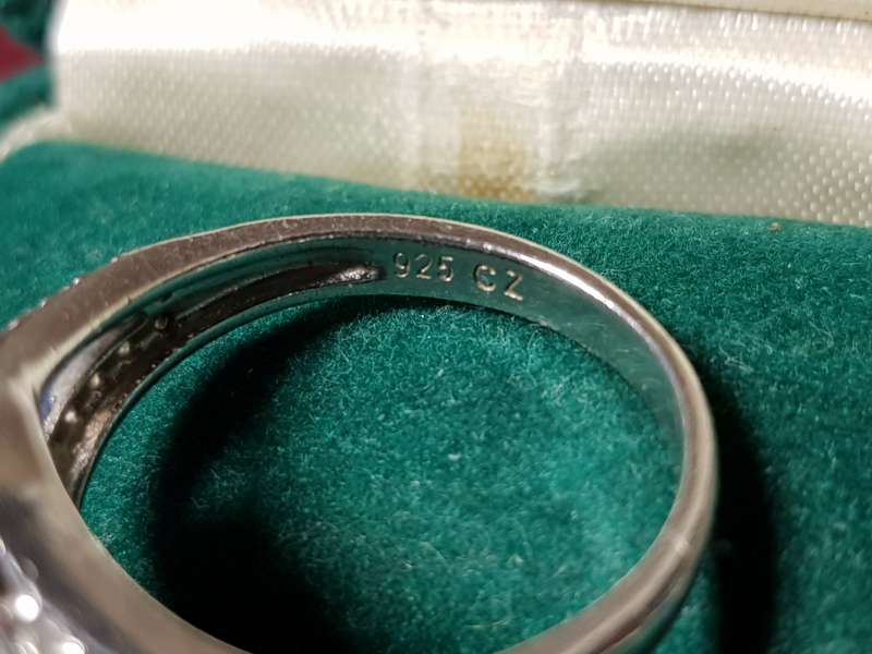 Lovely Genuine Solid Sterling Silver Ring In Very Good Condition - [4 g]