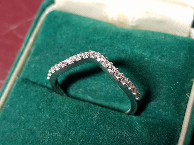 Lovely Genuine Solid Sterling Silver Ring In Excellent Condition - [1,57 g]