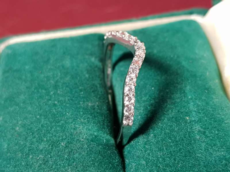 Lovely Genuine Solid Sterling Silver Ring In Excellent Condition - [1,57 g]