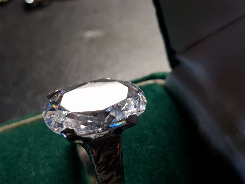 Lovely Genuine Solid Sterling Silver Ring In Excellent Condition - [11 g]