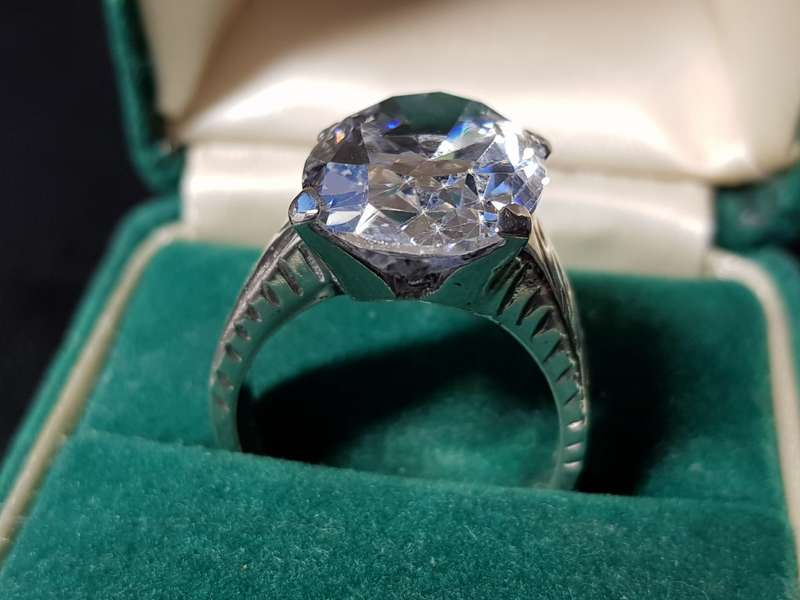 Lovely Genuine Solid Sterling Silver Ring In Excellent Condition - [11 g]
