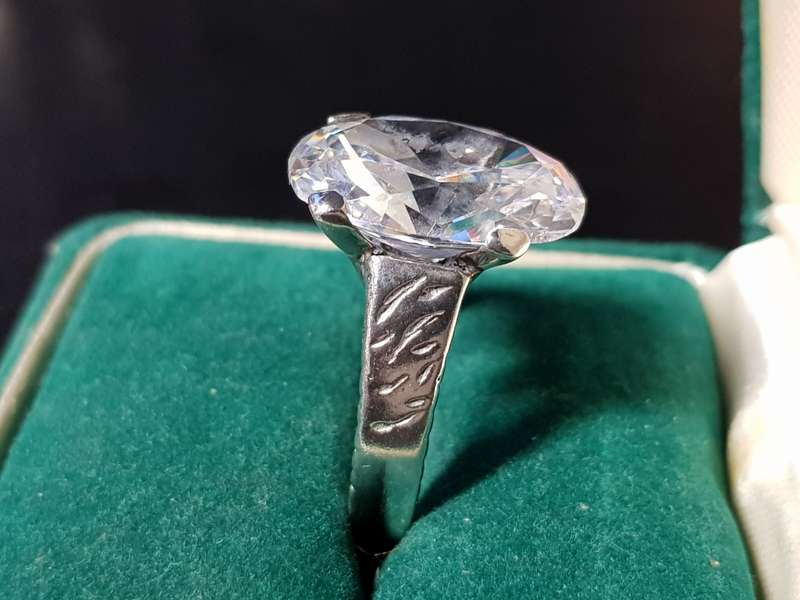 Lovely Genuine Solid Sterling Silver Ring In Excellent Condition - [11 g]
