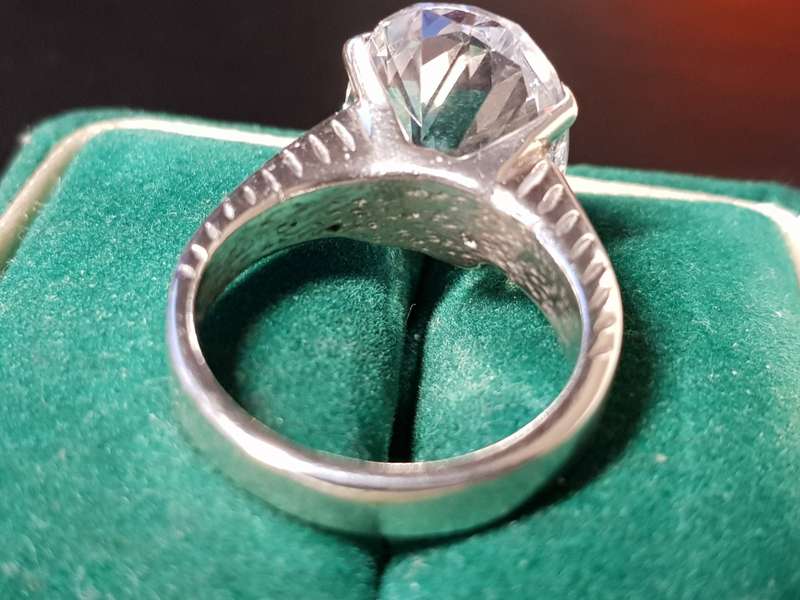 Lovely Genuine Solid Sterling Silver Ring In Excellent Condition - [11 g]