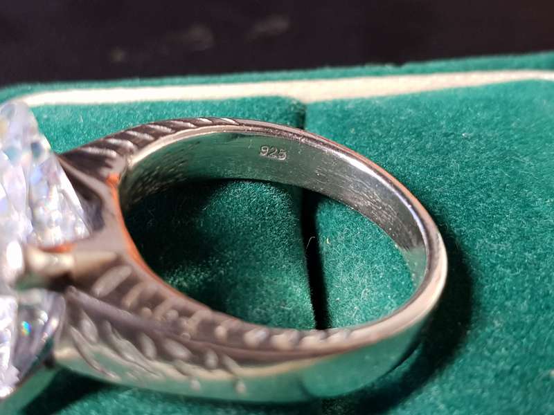 Lovely Genuine Solid Sterling Silver Ring In Excellent Condition - [11 g]