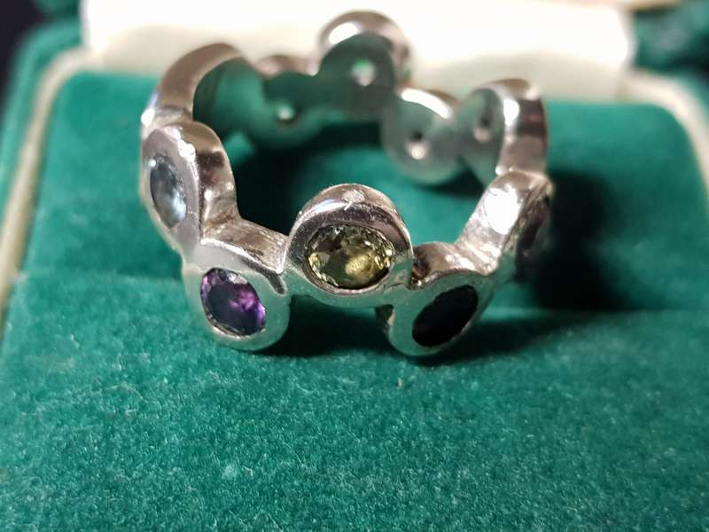 Lovely Genuine Solid Sterling Silver Ring In Very Good Condition - [8 g]