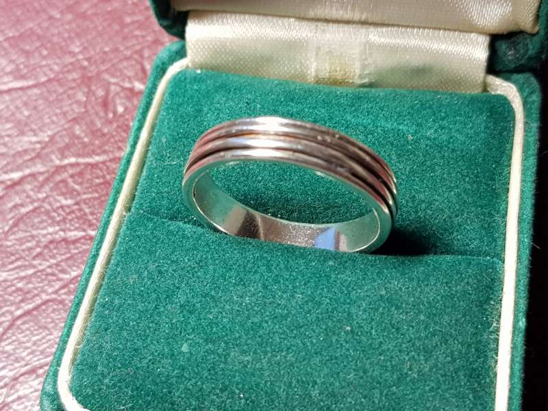 Lovely Genuine Solid Sterling Silver Ring In Very Good Condition - [3,6 g]
