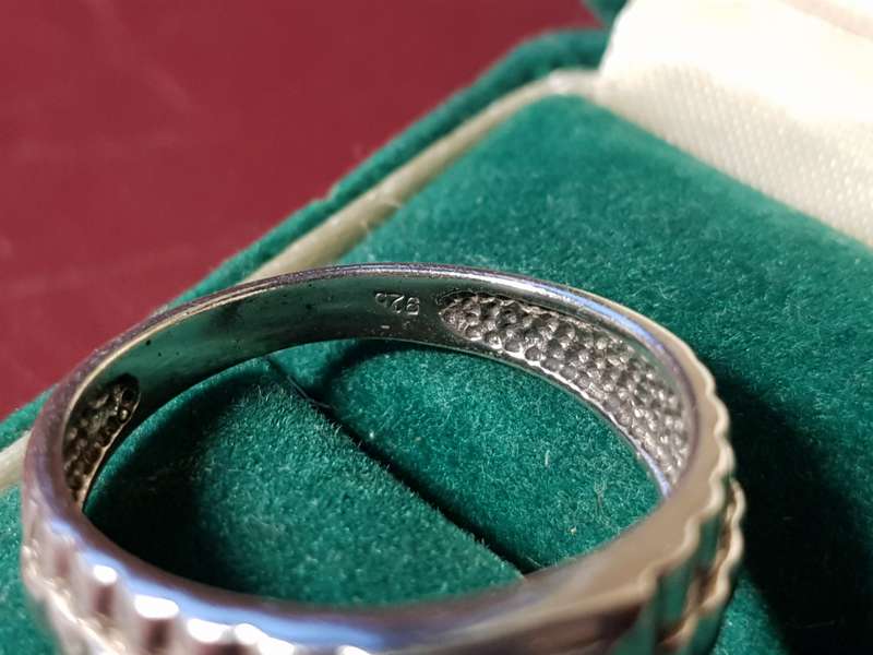 Lovely Genuine Solid Sterling Silver Ring In Very Good Condition - [3,5 g]