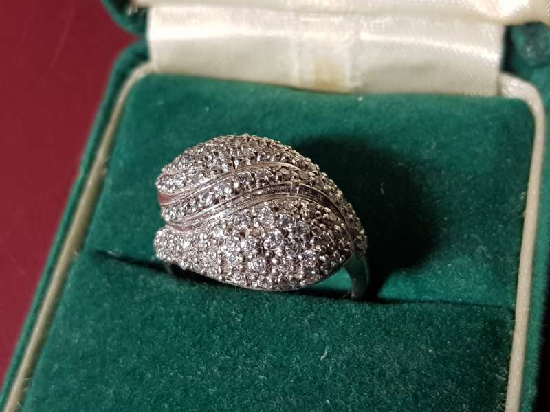 Lovely Genuine Solid Sterling Silver Ring In Excellent Condition - [5 g]