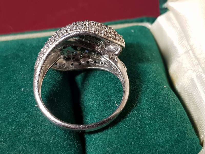 Lovely Genuine Solid Sterling Silver Ring In Excellent Condition - [5 g]