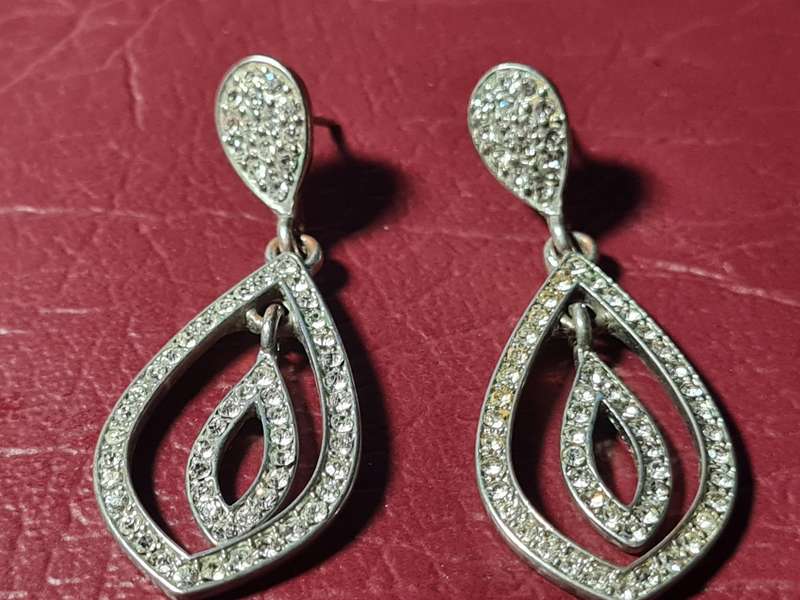 Lovely Earrings In Good Condition - Not Silver