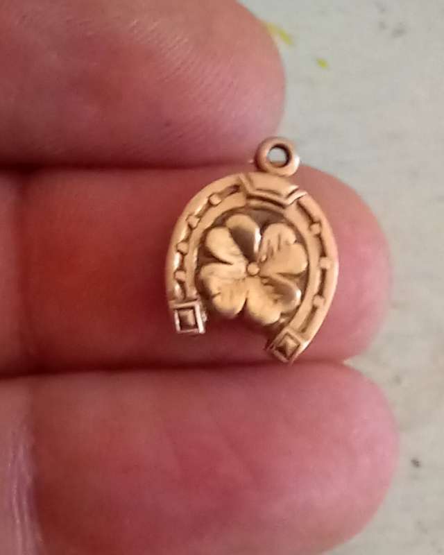 Vintage 9ct Gold lucky charm horse shoe and 4 leaf clover