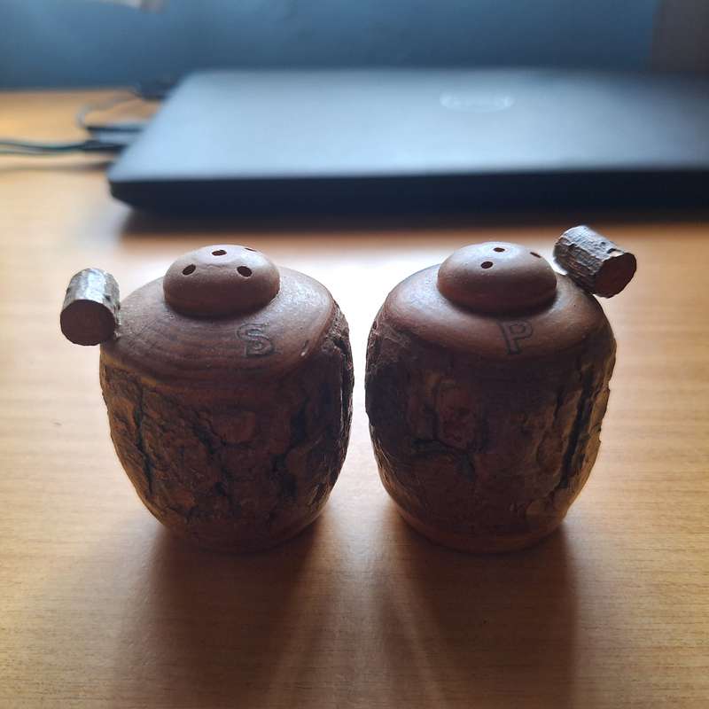 Wooden pepper and salt set