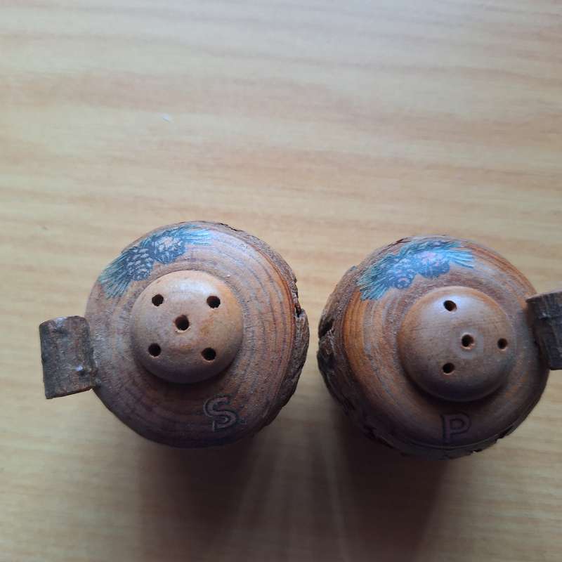 Wooden pepper and salt set