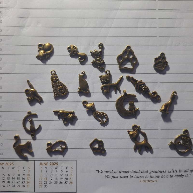 20 x Elegant antique bronze cat charms