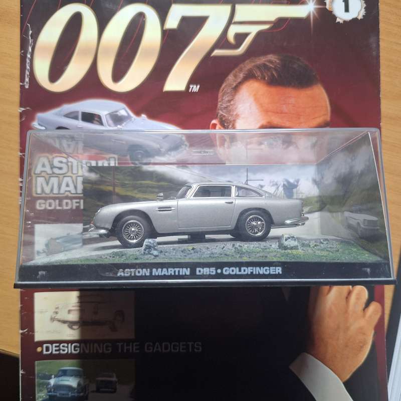 James bond 007 Gold finger book and die cast Aston Martin