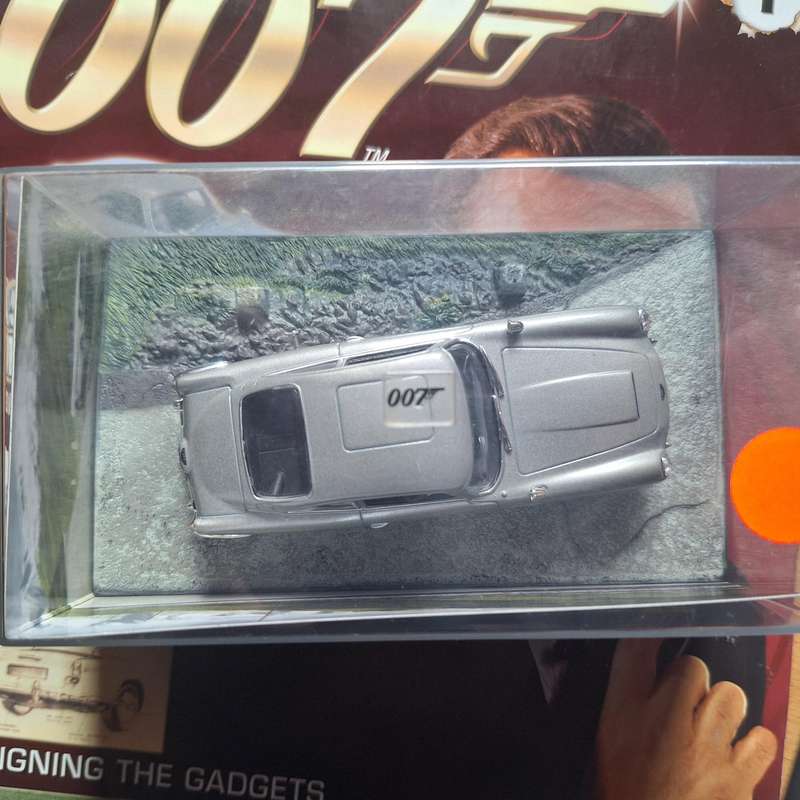 James bond 007 Gold finger book and die cast Aston Martin