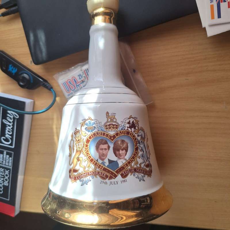 Bell's scotch wiskey commemorative porcelein decanter - Prince Charles and Lady Diane wedding