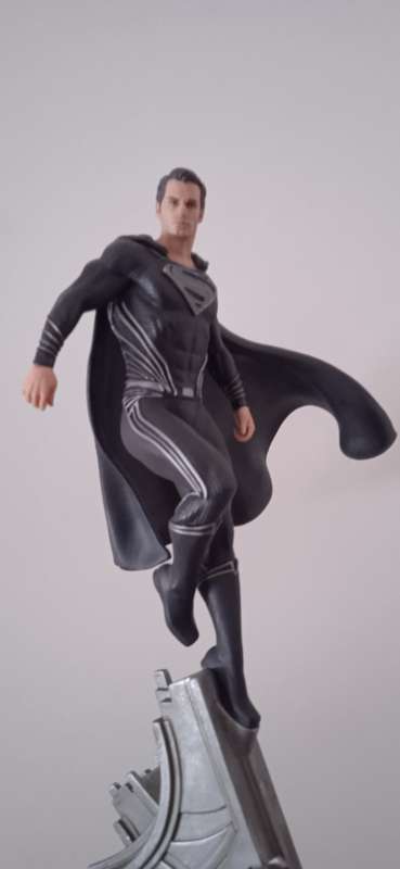 Iron Studios Zack Snyder's Justice League - Superman Black Suit Statue Art Scale 1/10