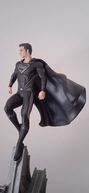 Iron Studios Zack Snyder's Justice League - Superman Black Suit Statue Art Scale 1/10