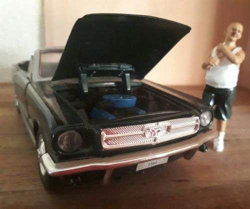 Figurine Car Thief   1/24 New in Double Pack  - American Diorama  Reduced - Madness -Q/ Discount