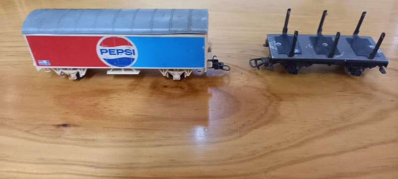 Freight Wagon with Struts - HO Complete  -RIVAROSSI - LIMA Adabtable  w Pepsi Wagon