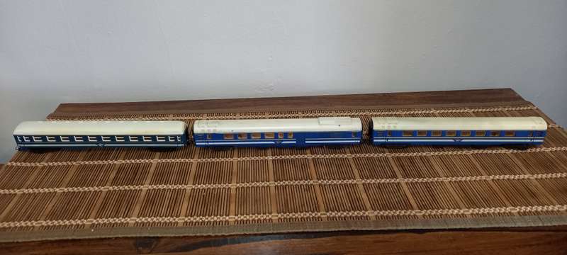 Lima Blue Train Passenger Couches  Triple Combo  Number 2 - HO -  3 x 26 Cm Long  -  Awesome