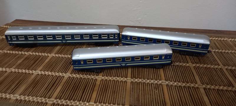Lima Blue Train Passenger Couches  Triple Combo -HO -  2 x 19 Cm & 1 x27 Cm Long  -  Awesome