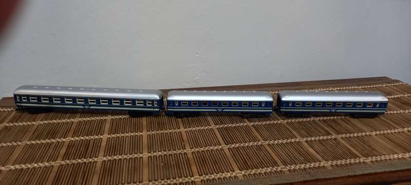 Lima Blue Train Passenger Couches  Triple Combo -HO -  2 x 19 Cm & 1 x27 Cm Long  -  Awesome