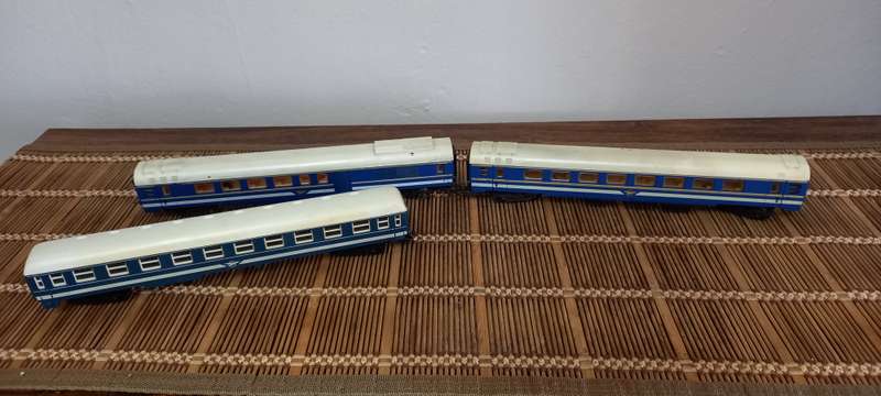 Lima Blue Train Passenger Couches  Triple Combo  Number 2 - HO -  3 x 26 Cm Long  -  Awesome