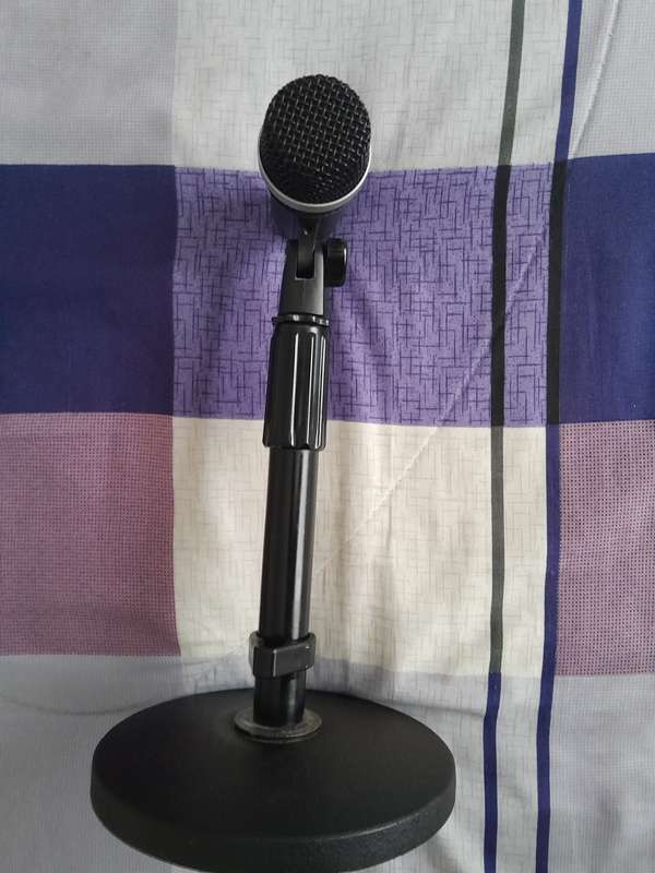 A K G D40  Dynamic Insrument Microphone