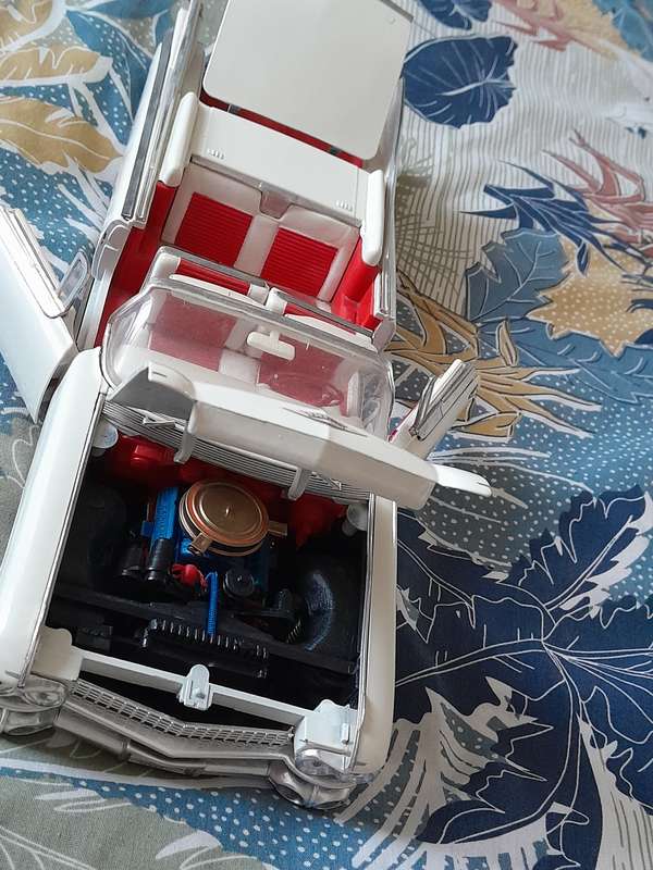 Maisto Cadillac  1 : 18