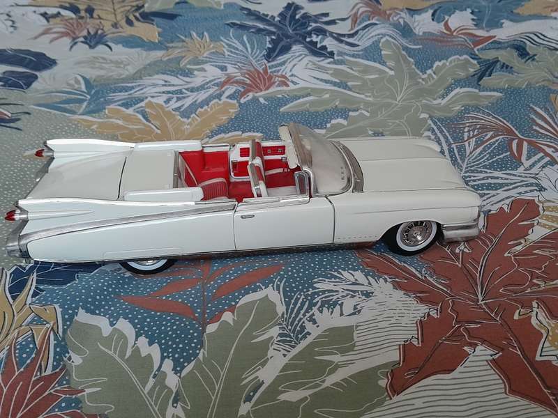 Maisto Cadillac  1 : 18