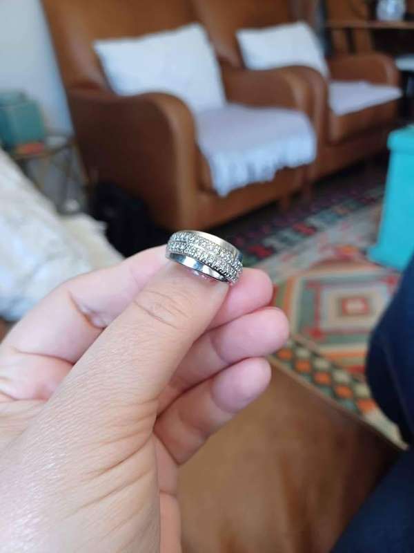 Sparkling 9ct White Gold Ring with 34 Diamonds  R19 500